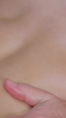 Sırt masajı aynı anda dört elle yapılır. İki profesyonel masaj terapisti hastayla ilgilenir. Sağlık hizmetleri. Dikey video