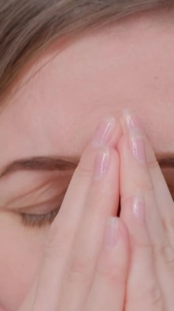 Κοντινό Πλάνο Μιας Κουρασμένης Γυναίκας Που Καλύπτει Πρόσωπό Της Χέρια — Αρχείο Βίντεο