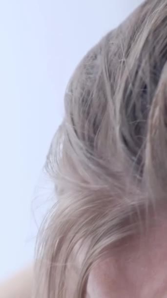 Wczesne Siwe Włosy Młodej Kobiety Zamknij Się Pionowe Wideo — Wideo stockowe