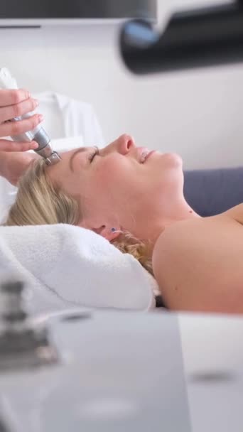 Cosmetologista Realiza Uma Massagem Facial Vácuo Cuidados Faciais Para Rejuvenescimento — Vídeo de Stock