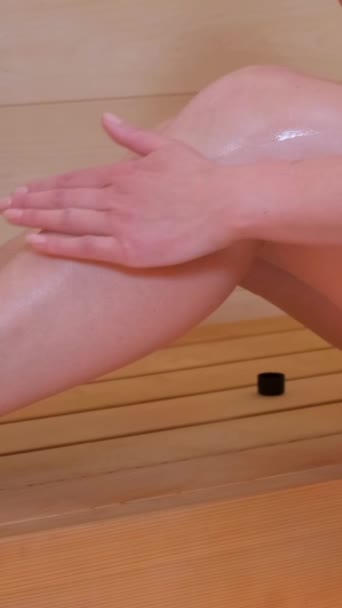 Una Donna Rilassa Una Sauna Calda Massaggia Piedi Con Olio — Video Stock