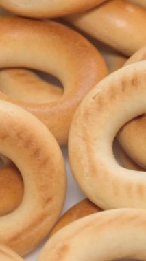 Kuru hamurdan yapılan geleneksel Ukrayna hamur işi. Kuruyor. Çörekler. Lezzetli bir yemek. Dikey video