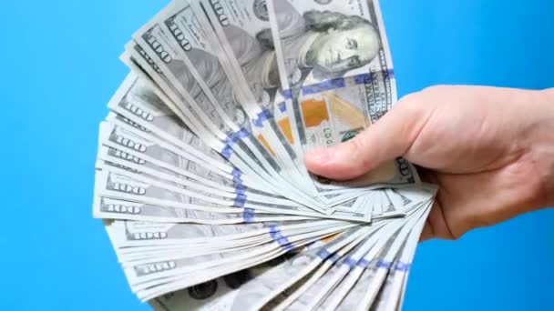 Muchos Billetes 100 Dólares Manos Hombre Sobre Fondo Azul Vídeo — Vídeos de Stock
