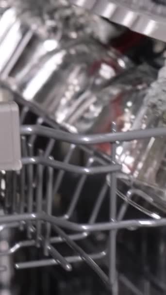 Чистая Блестящая Посуда Посудомоечной Машине Концепция Чистоты Кухне Вертикальное Видео — стоковое видео