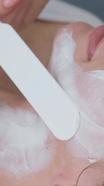 Mani Cosmetologo Tengono Una Spazzola Cosmetica Applicare Una Maschera Ringiovanimento — Video Stock