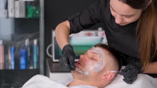Levantamento Facial Cosmetologia Antienvelhecimento Para Homens Homem Bonito Durante Procedimento — Vídeo de Stock