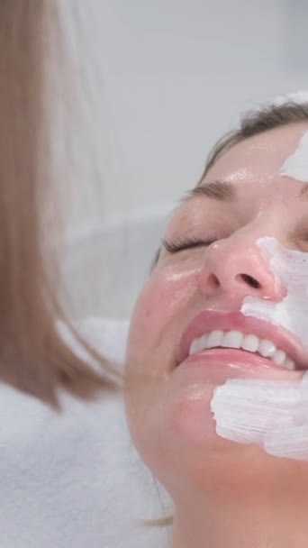 Jovem Mulher Bonita Caucasiana Satisfeita Usando Serviços Cosmetologista Profissional Salão — Vídeo de Stock