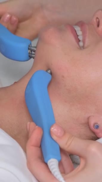 Paciente Recebe Uma Massagem Facial Elétrica Rejuvenescimento Pele Alisamento Das — Vídeo de Stock