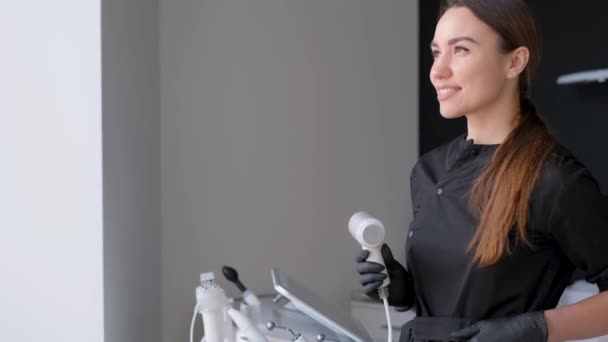 Güzel Bir Kozmetolog Kız Ofisin Ortasında Radyo Frekanslı Ultrason Cihazının — Stok video