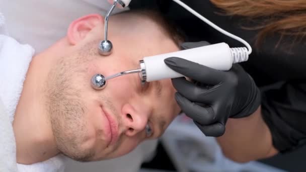 Dikey Video Kozmetik Uzmanı Iyontoforez Prosedürü Uyguluyor Erkekler Için Yüz — Stok video