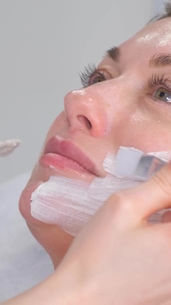 Process Kosmetisk Mask Massage Och Ansiktsbehandlingar Skönhetssalong Närbild Hudvårdskoncept Vertikal — Stockvideo