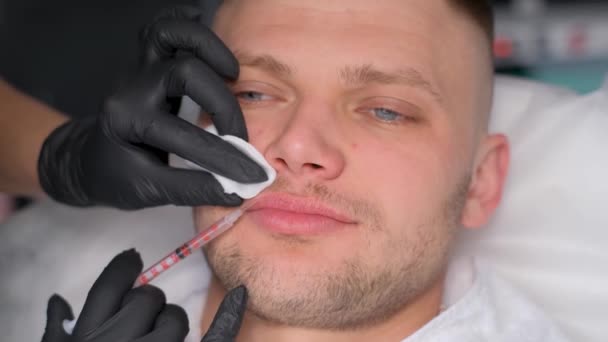 Kosmetolog Ger Person Injektion För Att Öka Läpparna Manlig Kosmetologi — Stockvideo