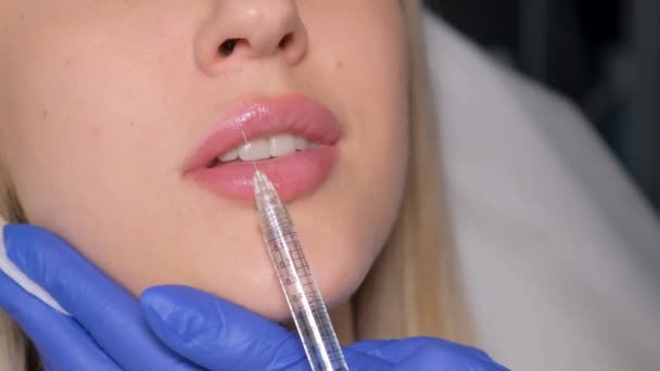 Chirurgien Portant Des Gants Médicaux Perce Une Lèvre Femme Avec — Video