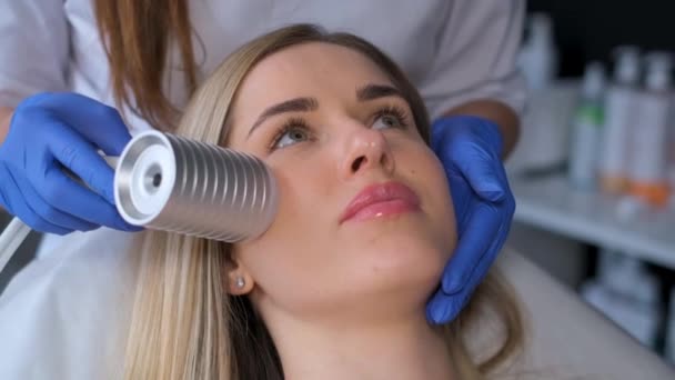 在美容院用凝胶进行面部声乐治疗的妇女的特写镜头 垂直录像 — 图库视频影像
