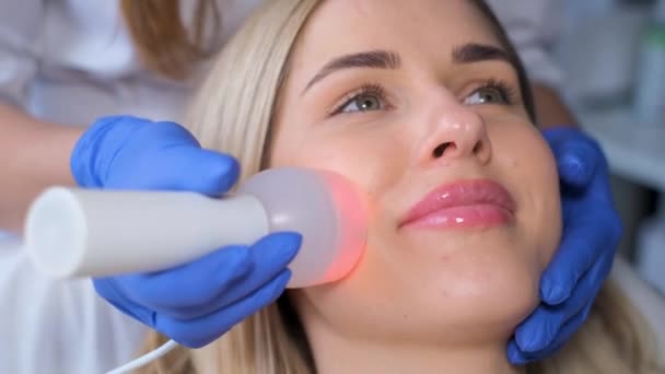 Proceduru Fonoforézy Provádí Kosmetička Oživení Pleti Žen Kosmetický Salon Svislé — Stock video