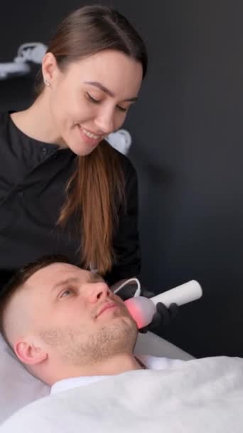 Vídeo Vertical Apriete Ultrasónico Piel Para Rejuvenecimiento Facial Masculino Mediante — Vídeos de Stock