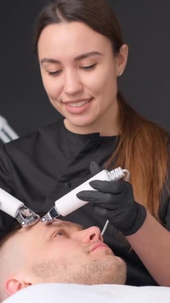 一位女性美容师做了一个空洞的手术 男性面部皮肤的恢复 — 图库视频影像