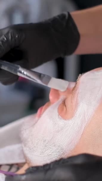 Ein Kosmetiker Führt Eine Gesichtsmassage Mit Einer Tonmaske Durch Die — Stockvideo
