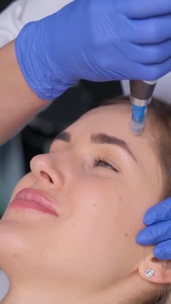 专业的美容师在美容外科诊所进行皮肤Pen手术 恢复面部治疗 垂直录像 — 图库视频影像