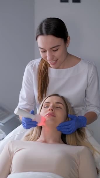 Vídeo Vertical Una Mujer Sometida Procedimiento Fonofóresis Facial Con Gel — Vídeos de Stock