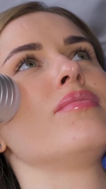 Close Uma Mulher Submetida Procedimento Fonoforese Facial Com Gel Salão — Vídeo de Stock