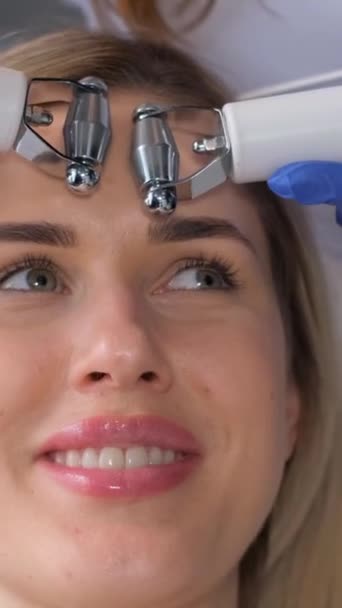 Esteticista Realiza Procedimento Iontoforese Rejuvenescimento Facial Pele Para Mulheres Vídeo — Vídeo de Stock