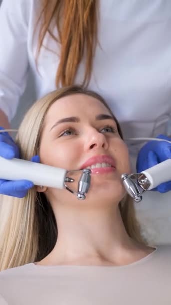 Verticale Video Een Cosmetoloog Voert Een Iontophorese Procedure Uit Gezichtsverjonging — Stockvideo