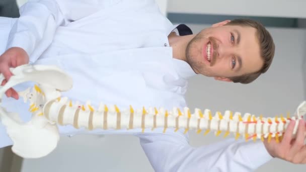 Vertikales Video Eines Chiropraktikers Der Erklärt Wie Man Den Rücken — Stockvideo