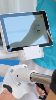Klinikteki modern teknolojik ekipmanların sırtı için terapi jimnastiği. Bir omurgacının işi. Omurga hastalıklarının önlenmesi. Dikey video