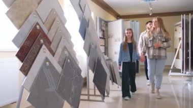 Orta yaşlı çift ev banyosu için yeni seramik fayanslar seçiyor. Yüksek kalite 4k görüntü
