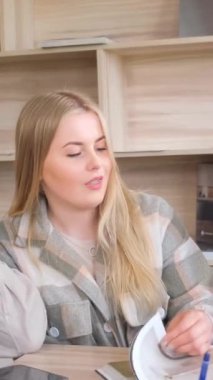 Avrupalı bir aile ev banyosu için yeni seramik fayans seçer. Konsept apartman yenileme. Dikey video