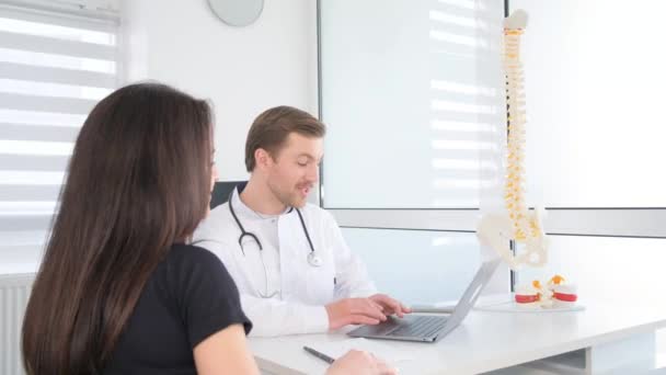 Pacjentka Rozmawia Lekarzem Swoich Problemach Plecami Podczas Konsultacji Gabinecie Lekarskim — Wideo stockowe