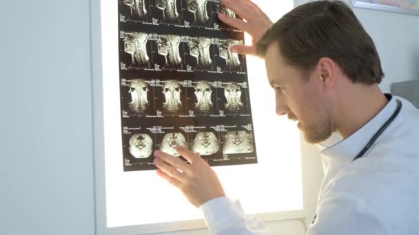 Vertebrólogo Examina Una Imagen Rayos Una Paciente Femenina Hospital Concepto — Vídeo de stock