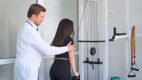 骨质疏松症 椎间盘突出 椎间盘突出 一位妇女正在接受一位脊椎专家的脊柱检查 — 图库视频影像