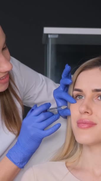 Tıbbi Eldivenli Bir Cerrah Kırışıklıkların Görünmesini Önlemek Için Yüz Derisine — Stok video