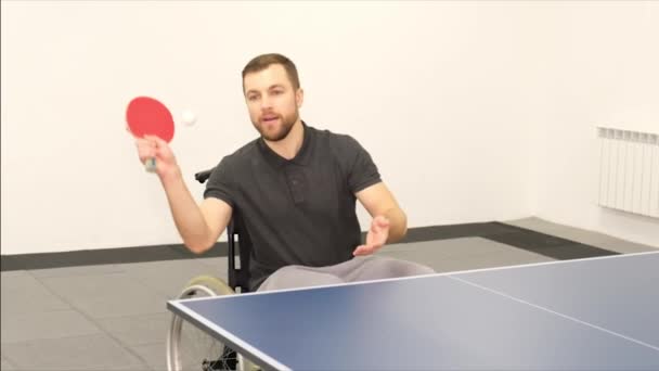 Ein Mann Rollstuhl Spielt Tischtennis Sportliche Spannung Spiele Mit Einem — Stockvideo