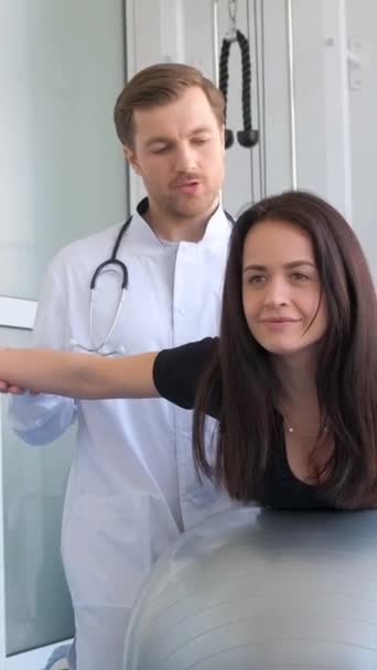 脊椎科医による脊椎の検査 オステオコンドロシス 無脊椎ディスク 無脊椎ディスクの突出 バーティカルビデオ — ストック動画