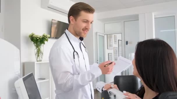 Ein Arzt Einem Reha Zentrum Verschreibt Einem Patienten Medikamente Behandlung — Stockvideo