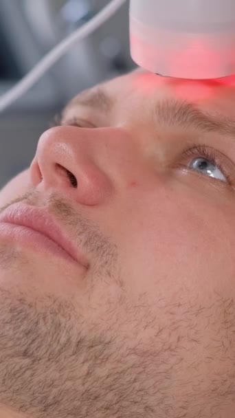 Kozmetik Uzmanı Fonoforez Prosedürünü Gerçekleştirir Erkekler Için Yüz Derisinin Gençleşmesi — Stok video