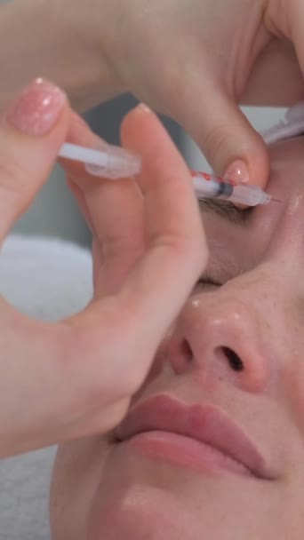 Cosmetologo Rende Ringiovanente Iniezioni Rughe Sul Viso Una Bella Donna — Video Stock