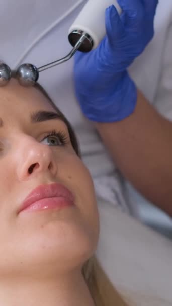 Güzellik Uzmanları Yüz Ameliyatı Için Elektrik Darbeleri Kullanır Kadın Mikro — Stok video