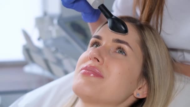 Cosmetologist Performs Dermapen Procedure Woman Clean Her Facial Skin Beautiful — Stock Video
