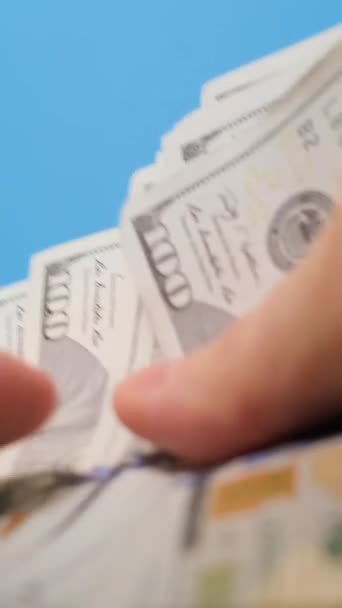 Avrupalı Bir Adamın Mavi Arka Planda Dolarla Para Sayarken Yakın — Stok video
