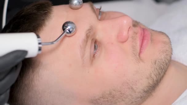 Kosmetologen Utför Jontofores Proceduren Föryngring Ansiktshud För Män Ultraljudshöjande Vertikal — Stockvideo