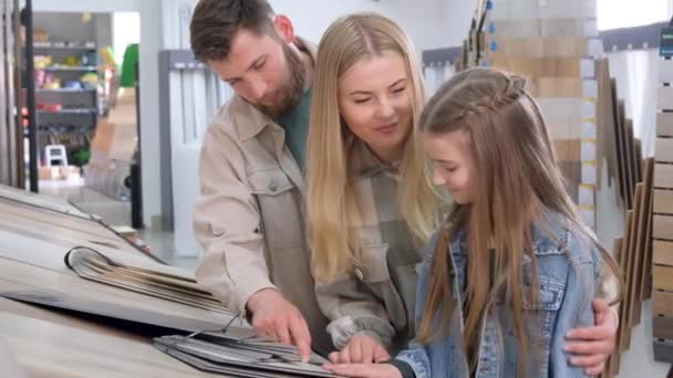 Eine Junge Familie Baumarkt Wählt Eine Holzlaminatoberfläche Für Die Renovierung — Stockvideo