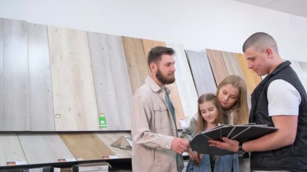 Una Familia Joven Está Mirando Muestras Exposición Laminado Supermercado Materiales — Vídeo de stock