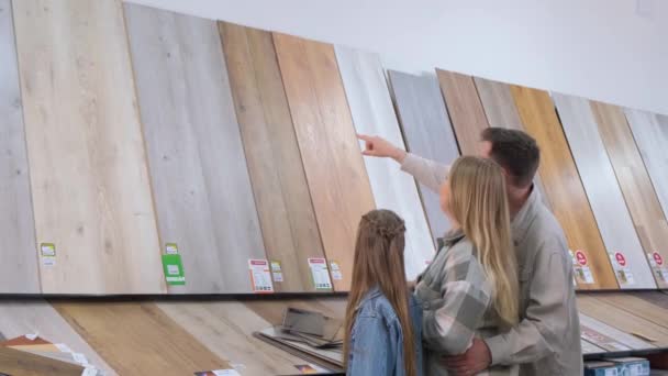 Młoda Rodzina Sklepie Narzędziami Wybiera Drewnianą Powierzchnię Laminatu Renowacji Domu — Wideo stockowe