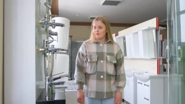 Uma Mulher Americana Escolhe Acessórios Canalização Para Seu Banheiro Casa — Vídeo de Stock