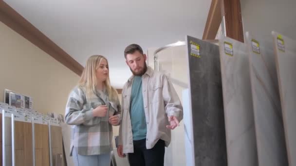 Beau Jeune Couple Choisissant Des Carreaux Céramique Pour Réparation Leur — Video