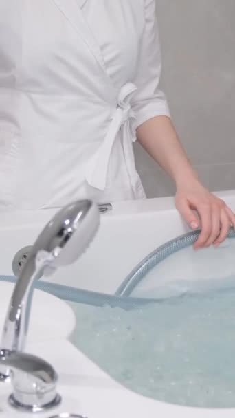 Een Vrouwelijke Arts Vult Een Hot Tub Met Water Een — Stockvideo